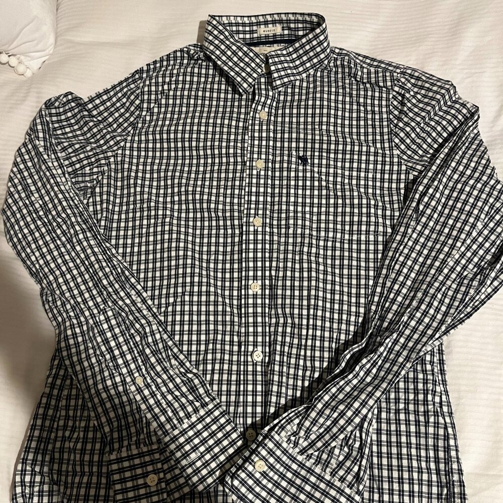 Abercrombie & Fitch long sleeved button down shirt with collar.  Size XL